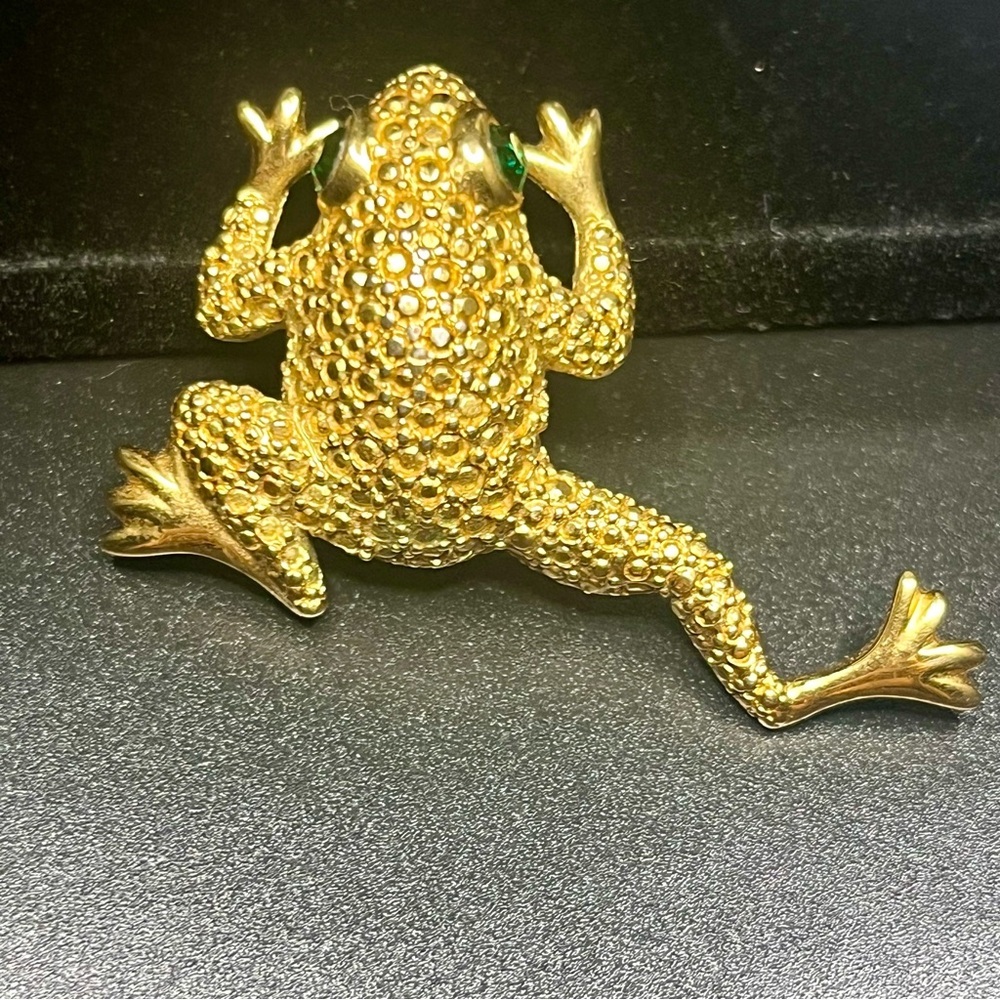 Gold -tone Napier frog brooch with rhinestone and green eye accents.